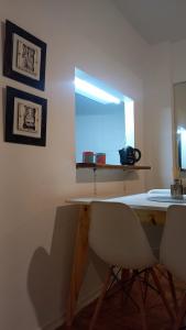 mesa de comedor con 2 sillas y ventana en Departamento tipo duplex 2 ambientes Belgrano en Buenos Aires