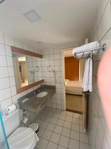 La salle de bains est pourvue de toilettes, d'un lavabo et d'une baignoire. dans l'établissement Flat com vista para o Mar, à Fortaleza