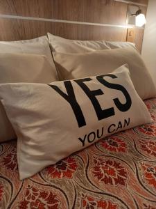 a pillow with the word msg written on it on a bed at Opalo Barrio Sur A Estrenar by Citrino Aparts in San Miguel de Tucumán +23 photos