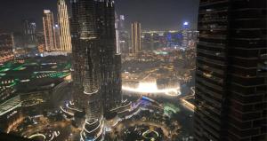 - une vue sur une ville de nuit avec de grands bâtiments dans l'établissement Burj Vista Tower 1, à Dubaï