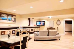 Tranquil And Spacious suite in Anmore في Ioco: غرفة معيشة مع أريكة وطاولة