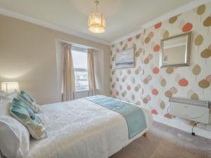 um quarto com uma cama e uma parede com corações em Apartment 6 - 1 Bedroom Town view em Paignton