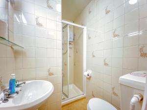 uma casa de banho com um lavatório, um WC e um chuveiro em Apartment 6 - 1 Bedroom Town view em Paignton