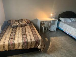 Uma cama ou camas num quarto em The HAFH (Home Away From Home) Property