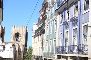 リスボンにあるSaudade Guest Houseの時計塔のある建物群