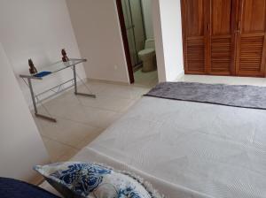 1 dormitorio con 1 cama con mesa de cristal en Apartamento ideal si buscas ubicación y espacio, en Pereira