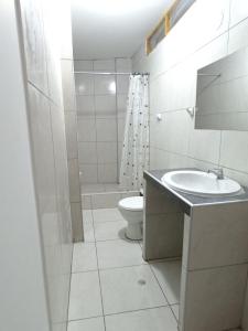 Baño blanco con lavabo y aseo en HOTEL MAR Y LAGO en Lunahuaná