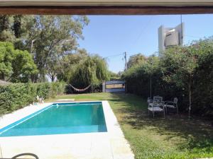 a swimming pool in the backyard of a house at EL ENCUENTRO in Junín
