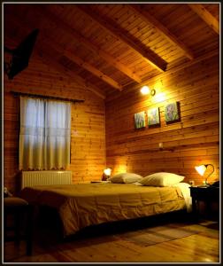 Un pat sau paturi într-o cameră la Alagonia Country Homes