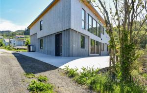 ein großes weißes Gebäude mit vielen Fenstern in der Unterkunft 3 Bedroom Lovely Home In Vanse in Vanse