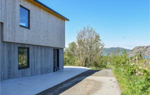 ein Haus auf einer Straße neben einem Gebäude in der Unterkunft 3 Bedroom Lovely Home In Vanse in Vanse + 10 Fotos