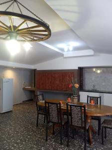 comedor con mesa, sillas y nevera en Alma de Campo, en San Rafael