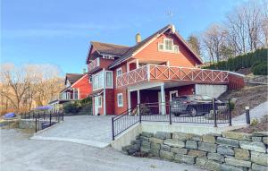 una casa con una macchina parcheggiata di fronte di Cozy Apartment In Husnes With Ethernet Internet a Onarheim