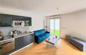 Il comprend une cuisine et un salon avec un canapé bleu. dans l'établissement Gorgeous Apartment In Le Blanc-mesnil With Kitchen, au Blanc-Mesnil