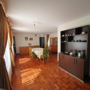 cocina y comedor con mesa y sillas en Departamento céntrico - 3 habitaciones en Sucre
