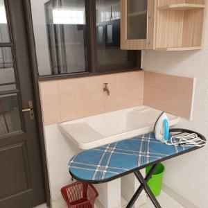 uma pequena cozinha com uma mesa e um lavatório em Departamento céntrico - 3 habitaciones em Sucre