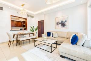 Зона вітальні в NEW! Luxury 3bedroom with Spectacular Burj Views Downtown Dubai