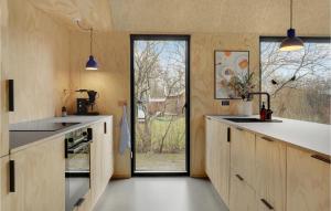 Köök või kööginurk majutusasutuses 3 Bedroom Stunning Home In Juelsminde