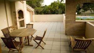 un patio con mesa y sillas en Apartment Bonmont, en Bonmont Terres Noves