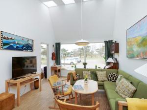 - un salon avec un canapé vert et une table dans l'établissement Holiday home Gilleleje VII, à Gilleleje