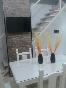 comedor con mesa blanca y TV en Alma de Campo, en San Rafael 10 fotos más