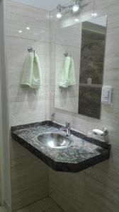 y baño con lavabo y espejo. en Alma de Campo en San Rafael