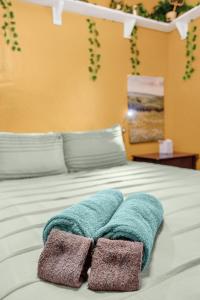 ein Bett mit zwei Handtüchern darauf in der Unterkunft Orlando Oasis! Free Laundry & Parking Near Disney! in Orlando