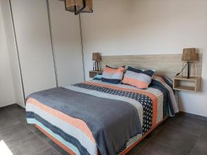 een slaapkamer met een bed met twee kussens erop bij ALTOURQUIZA8 in Guaymallen