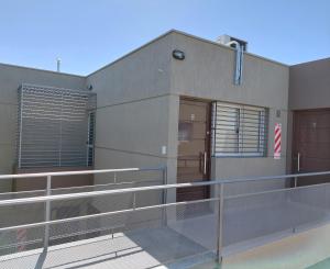 een gebouw met een balkon ervoor bij ALTOURQUIZA8 in Guaymallen