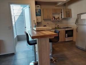 een keuken met een houten aanrecht en een koelkast bij ALTOURQUIZA8 in Guaymallen +2 foto's