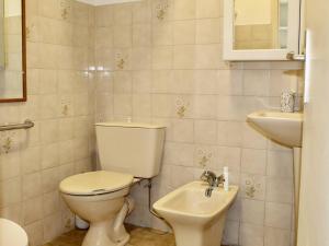 La salle de bains est pourvue de toilettes et d'un lavabo. dans l'établissement Appartement Villeneuve-Loubet, 1 pièce, 2 personnes - FR-1-252A-99, à Villeneuve-Loubet