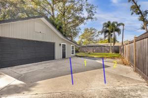 eine Auffahrt mit lila Umfragen vor einer Garage in der Unterkunft Orlando Oasis! Free Laundry & Parking Near Disney! in Orlando