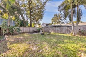 a yard with a fence and a picnic table at Orlando Oasis! Free Laundry & Parking Near Disney! in Orlando