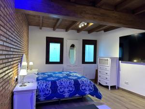 A bed or beds in a room at Apartamentos A Fala en Trevejo y San Martin de Trevejo, Sierra de Gata
