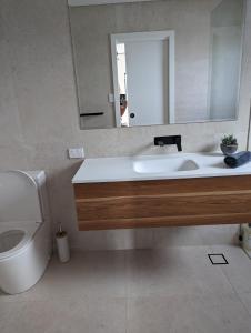 Ένα μπάνιο στο Golden Bay Beach House +21 φωτογραφίες