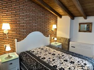 A bed or beds in a room at Apartamentos A Fala en Trevejo y San Martin de Trevejo, Sierra de Gata