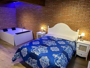 A bed or beds in a room at Apartamentos A Fala en Trevejo y San Martin de Trevejo, Sierra de Gata