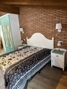 A bed or beds in a room at Apartamentos A Fala en Trevejo y San Martin de Trevejo, Sierra de Gata