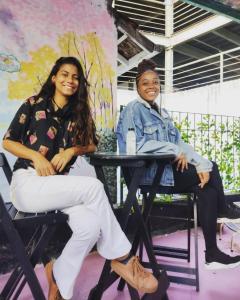 zwei Frauen, die an einem Tisch sitzen in der Unterkunft Varandas da Paulista in São Paulo