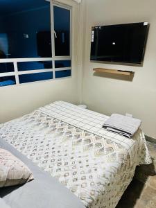 1 cama en una habitación con TV en Habitación cerca al aeropuerto el Dorado Bogota en Bogotá