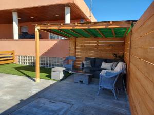 A balcony or terrace at Piscina de sal Barbacoa Wifi, Parking Gratis, 3 min PGA Casa El Roble Még 37 kép