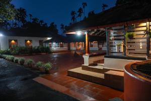 Kaniyāmbetta的住宿－Kudajadri Cottage，一座晚上有楼梯和灯光的建筑