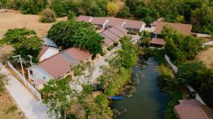 una vista aérea de una casa junto a un río en Baan Suan Wassana en Buriram