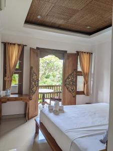 una camera con letto e finestra di Sampara Ubud with Mindrum Group ad Ubud