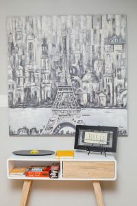 un escritorio con reloj y una foto de la torre Eiffel en Cozy 3 Bedroom Contemporary Home With Free Parking, en Edmonton