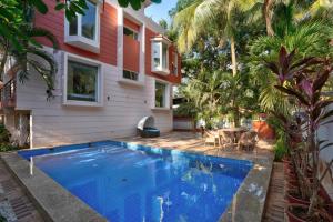 ein Pool vor einem Haus in der Unterkunft 4BHK Luxury Villa with Private Pool Near Candolim in Marmagao