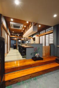 un salon avec une cuisine et une salle à manger dans l'établissement Mitsubikiya, à Matsumoto