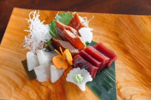 un plato de diferentes tipos de alimentos en una mesa en Mitsubikiya, en Matsumoto