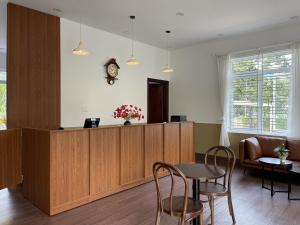 a living room with a counter and a table and chairs at L'âme - The Hideaway in Thôn Dương Xuân Hạ