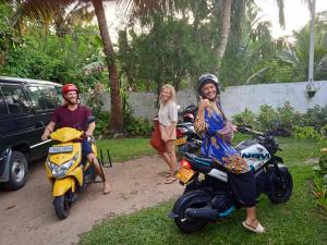 een groep mensen die op motorfietsen in het gras zitten bij Ocean edge villa in Midigama East